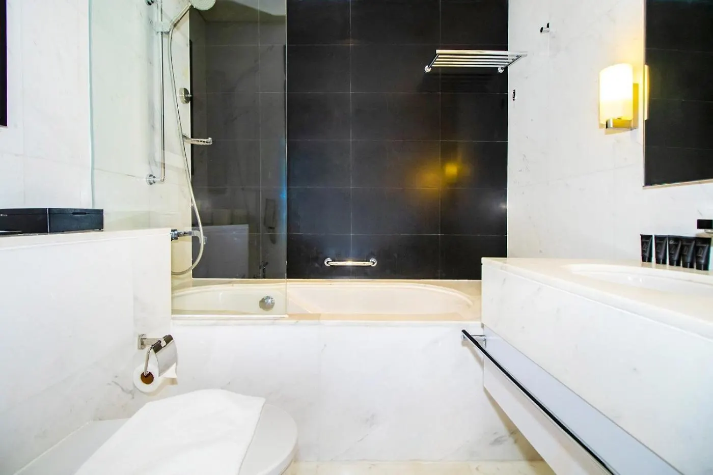 Emaar Fashion Avenue Studio With Burjkhalifa View 24 Dubai United Arab Emirates